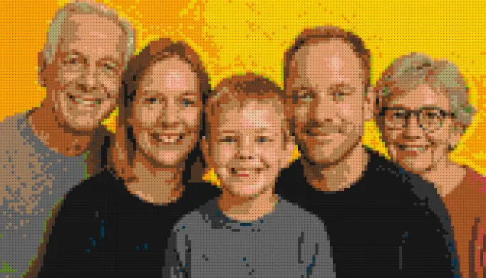 Kind mit Eltern und Großeltern als personalisiertes Fotomosaik im Querformat – Größe M